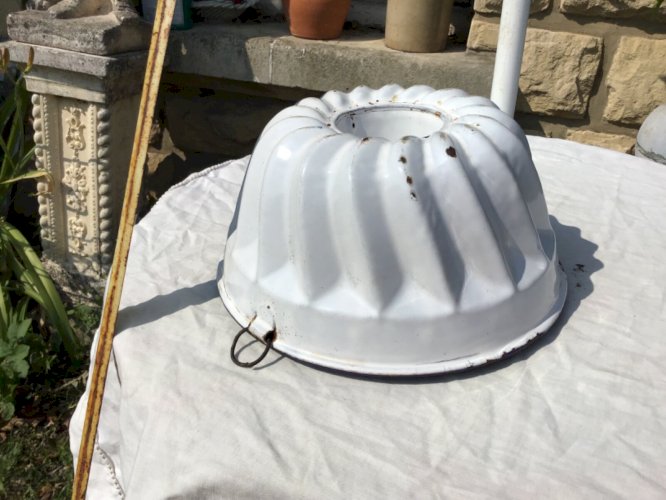 ANCIEN moule à kouglof TÔLE ÉMAILLÉE BLANCHE