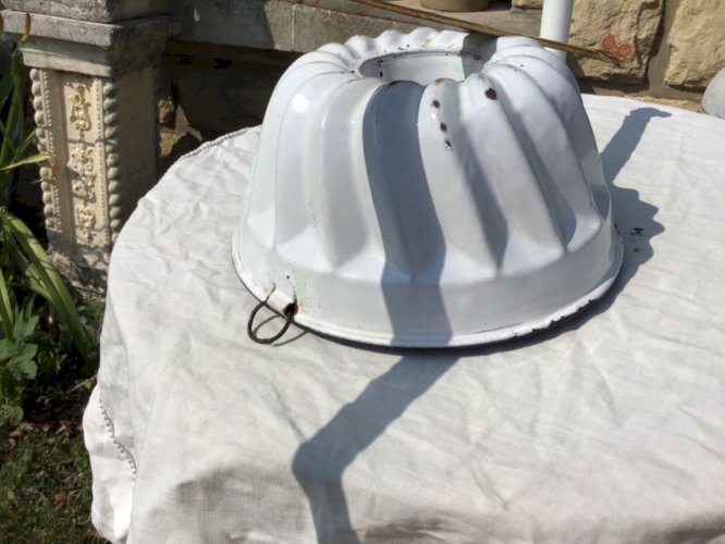 ANCIEN moule à kouglof TÔLE ÉMAILLÉE BLANCHE