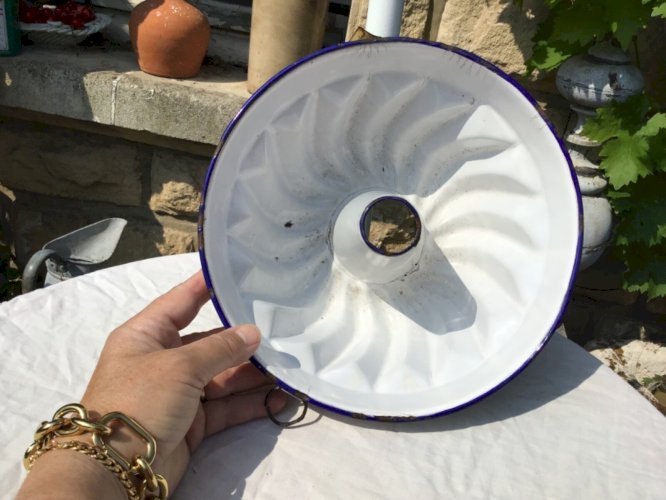 ANCIEN moule à kouglof TÔLE ÉMAILLÉE BLANCHE