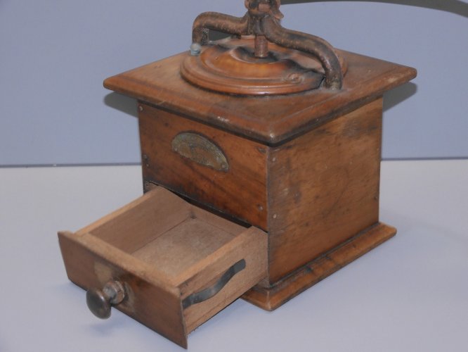 -ANCIEN MOULIN A CAFE BOIS PEUGEOT FRERES MODELE T  CAISSE NOYER COLLECTION