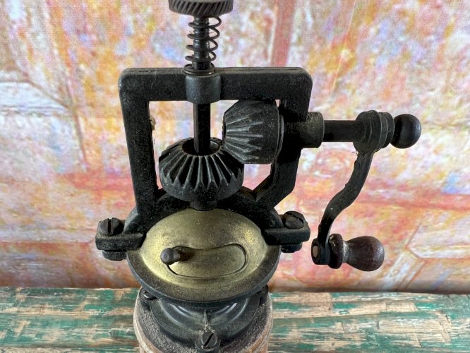 Ancien moulin à poivre en bois et métal signé Barz – 20 cm – vintage déco