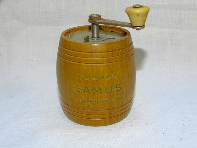 -ANCIEN MOULIN A POIVRE forme TONNEAU MARQUE MARLUX PUBLICITAIRE COGNAC CAMUS
