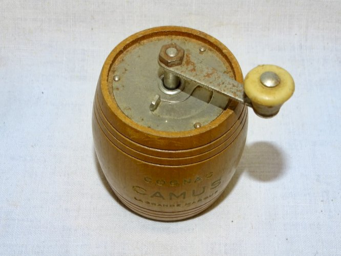 -ANCIEN MOULIN A POIVRE forme TONNEAU MARQUE MARLUX PUBLICITAIRE COGNAC CAMUS
