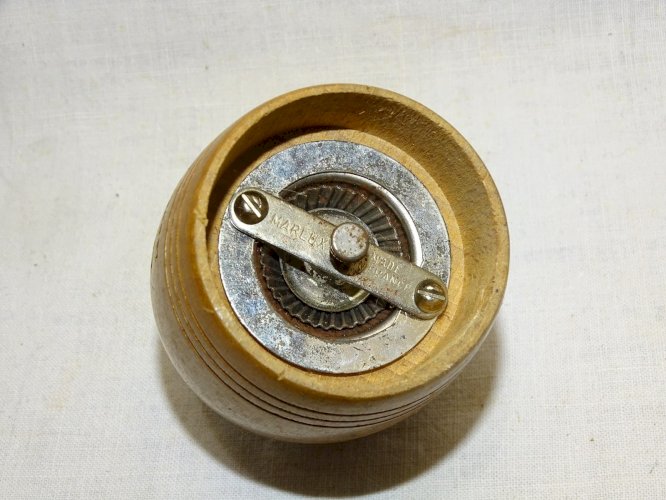 -ANCIEN MOULIN A POIVRE forme TONNEAU MARQUE MARLUX PUBLICITAIRE COGNAC CAMUS