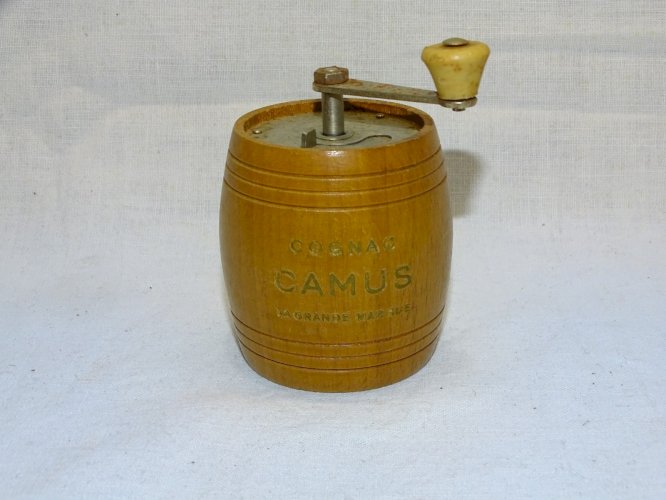 -ANCIEN MOULIN A POIVRE forme TONNEAU MARQUE MARLUX PUBLICITAIRE COGNAC CAMUS