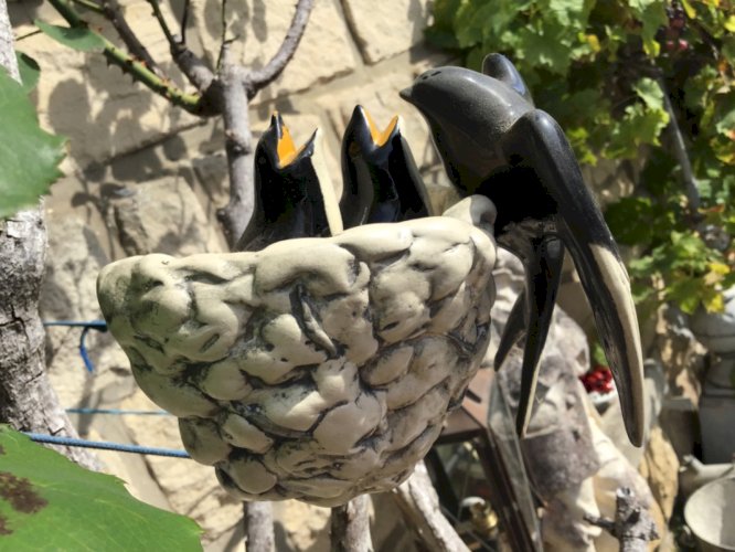 ANCIEN NID D ‘HIRONDELLE EN CÉRAMIQUE À ACCROCHER + MÈRE HIRONDELLE vallauris ??