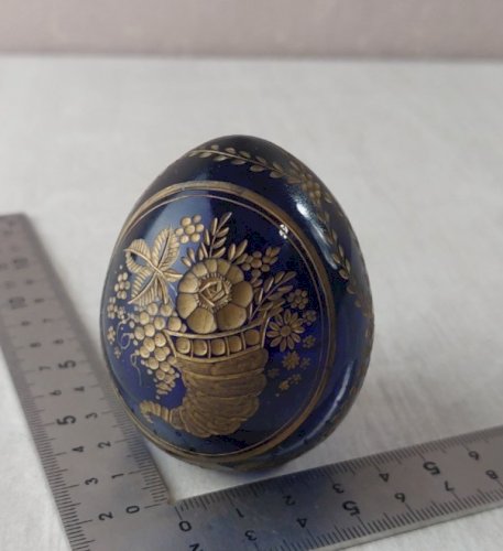 Ancien oeuf, style Fabergé, en verre bleu cobalt taillé, Russie