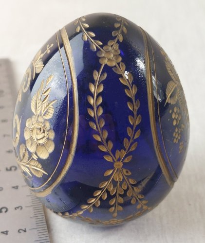 Ancien oeuf, style Fabergé, en verre bleu cobalt taillé, Russie