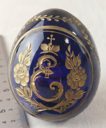 Ancien oeuf, style Fabergé, en verre bleu cobalt taillé, Russie