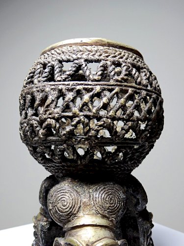 Ancien ornement de pipe cérémoniellee Bamoun, Cameroun Afrique, bronze