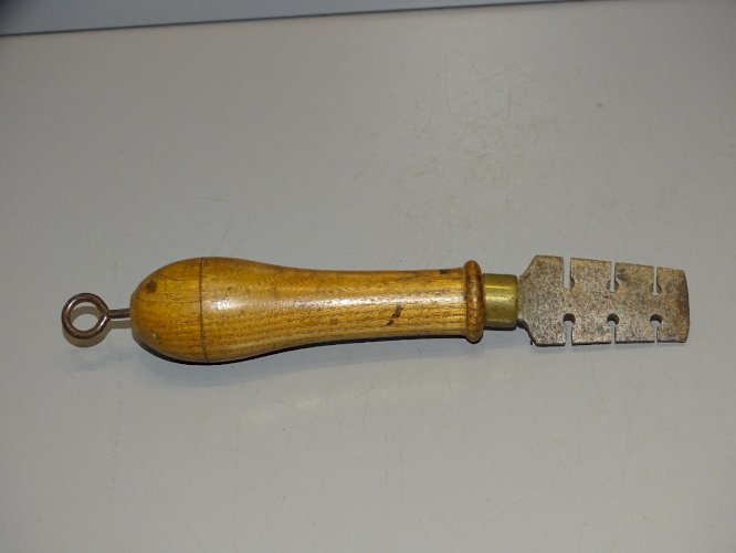- ANCIEN OUTIL  à AVOYER MUTZIG FRAMONT  OUTIL ANCIEN COLLECTION   D