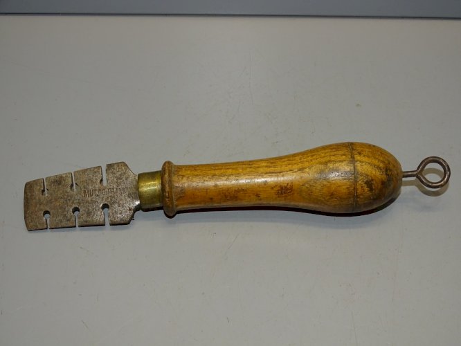 - ANCIEN OUTIL  à AVOYER MUTZIG FRAMONT  OUTIL ANCIEN COLLECTION   D