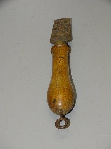 - ANCIEN OUTIL  à AVOYER MUTZIG FRAMONT  OUTIL ANCIEN COLLECTION   D
