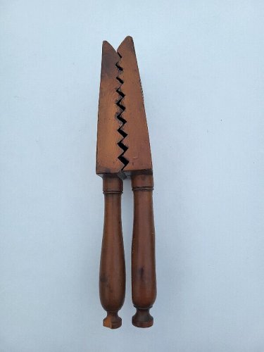 ANCIEN OUTIL COUPE PINCE A PLISSER LE TISSU N° 58
