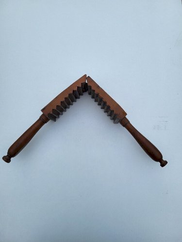 ANCIEN OUTIL COUPE PINCE A PLISSER LE TISSU N° 58