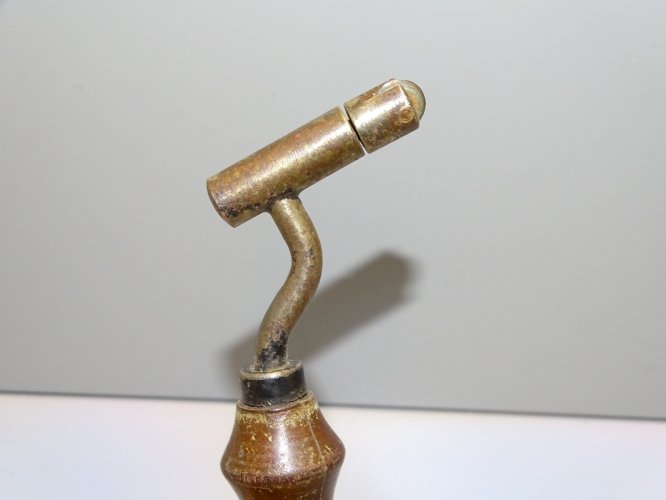 -ANCIEN OUTIL MANCHE BOIS TETE AVEC ROULETTE PLATE RELIEUR COUTURIER ou AUTRE  D