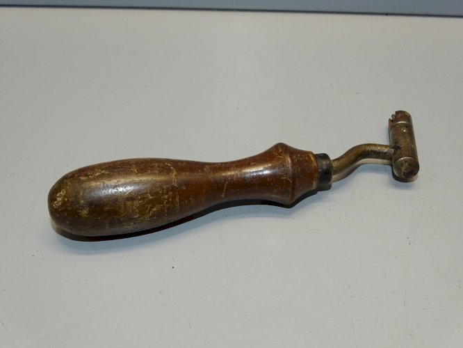 -ANCIEN OUTIL MANCHE BOIS TETE AVEC ROULETTE PLATE RELIEUR COUTURIER ou AUTRE  D