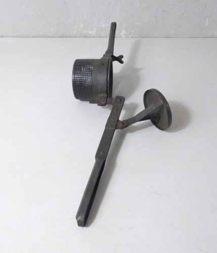 ancien outil presse purée art populaire