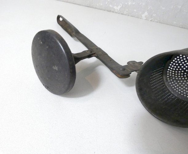 ancien outil presse purée art populaire