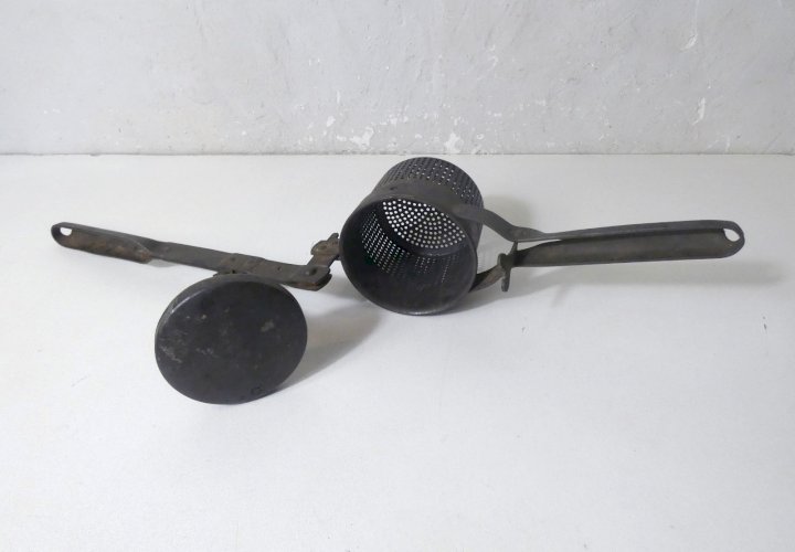 ancien outil presse purée art populaire