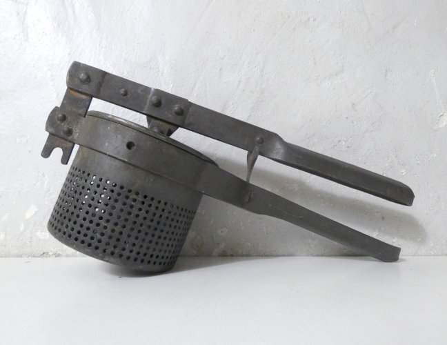 ancien outil presse purée art populaire