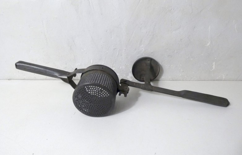 ancien outil presse purée art populaire