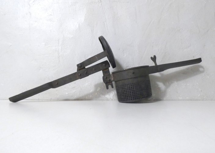 ancien outil presse purée art populaire