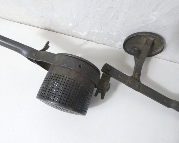 ancien outil presse purée art populaire