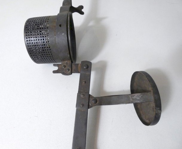 ancien outil presse purée art populaire