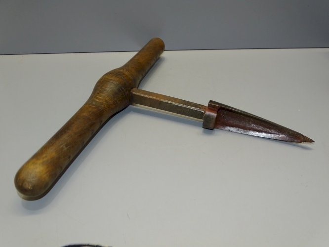 -ANCIEN OUTIL VRILLE ou BONDONNIERE MANCHE BOIS COLLECTION OUTILS ANCIENS   D