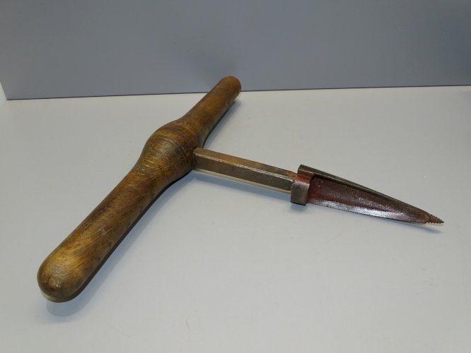 -ANCIEN OUTIL VRILLE ou BONDONNIERE MANCHE BOIS COLLECTION OUTILS ANCIENS   D