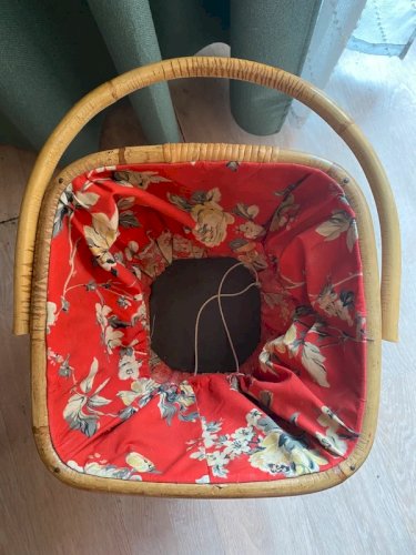 Ancien Panier à Ouvrage en Rotin sur Pieds Vintage Années 60 Tissu Fleuri