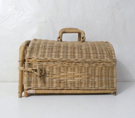 ancien panier cage de transport en rotin pour animaux