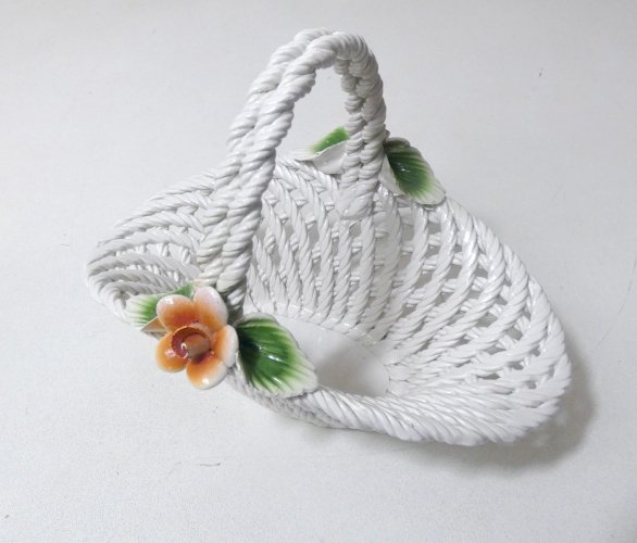 ancien panier en faience ajourée