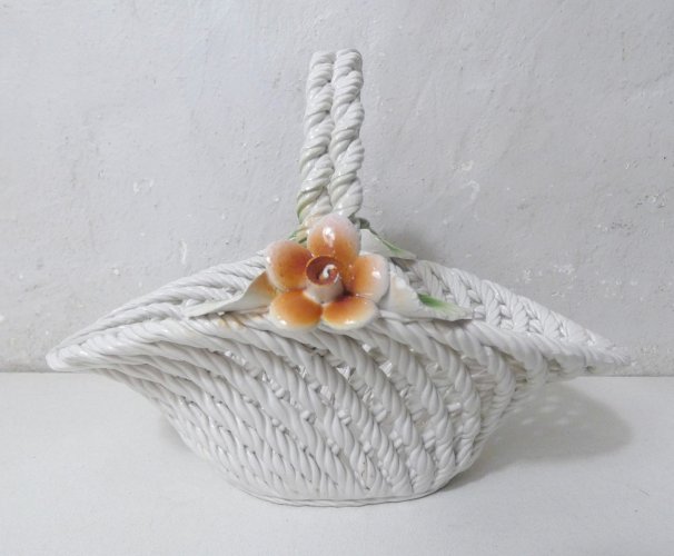 ancien panier en faience ajourée