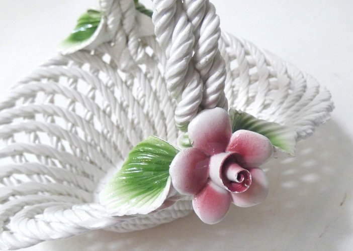 ancien panier en faience ajourée