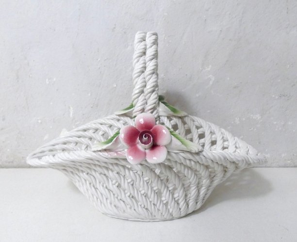 ancien panier en faience ajourée
