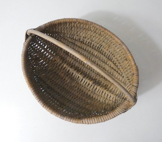 ancien panier en rotin forme originale