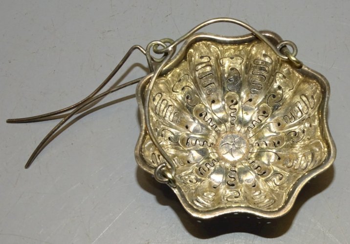 -ANCIEN PASSE THE METAL ARGENTE CHRISTOFLE DECO THEIERE VITRINE COLLECTION   D