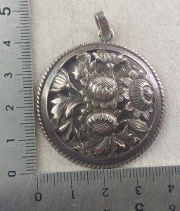 Ancien pendentif ajouré, décor fleurs, en argent