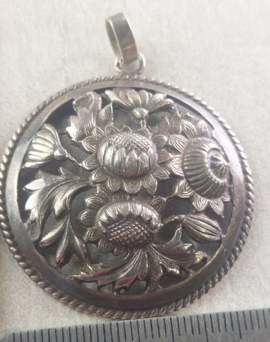 Ancien pendentif ajouré, décor fleurs, en argent