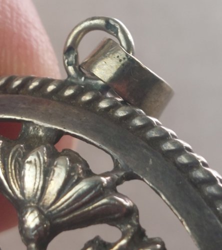 Ancien pendentif ajouré, décor fleurs, en argent