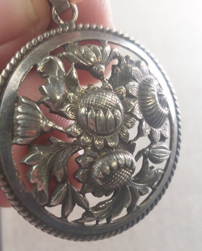 Ancien pendentif ajouré, décor fleurs, en argent