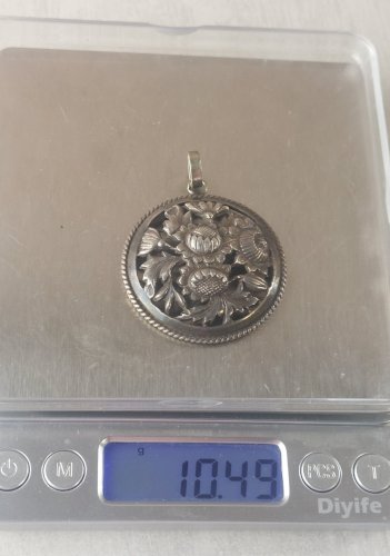 Ancien pendentif ajouré, décor fleurs, en argent