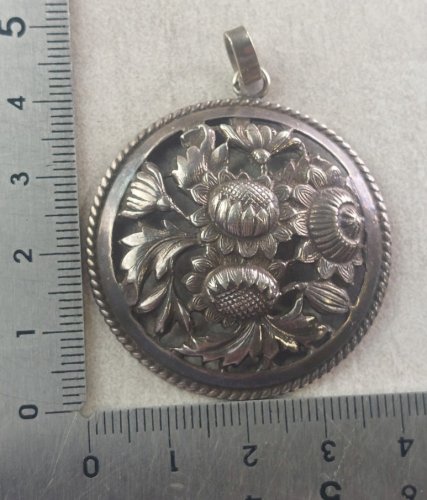 Ancien pendentif ajouré, décor fleurs, en argent