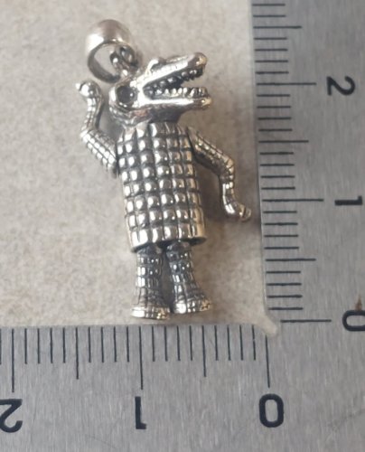 Ancien pendentif alligator articulé, en argent ^