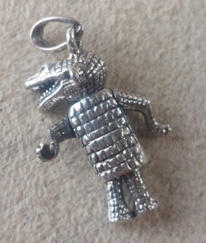 Ancien pendentif alligator articulé, en argent ^