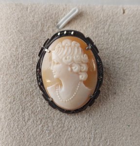 Ancien pendentif / broche camée, décor marcassite, en argent ^