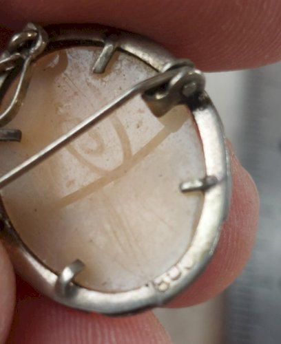 Ancien pendentif / broche camée, décor marcassite, en argent ^