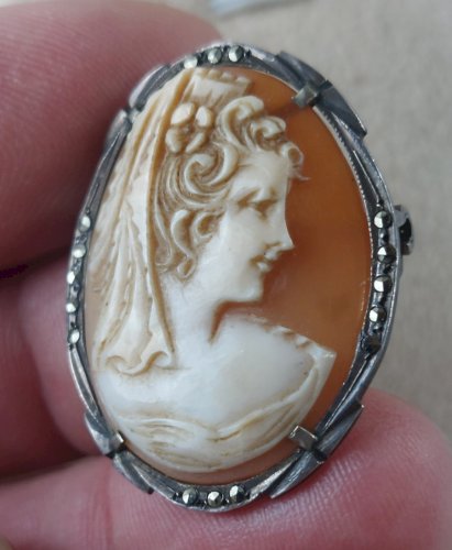 Ancien pendentif  / broche camée, décor marcassite, en argent